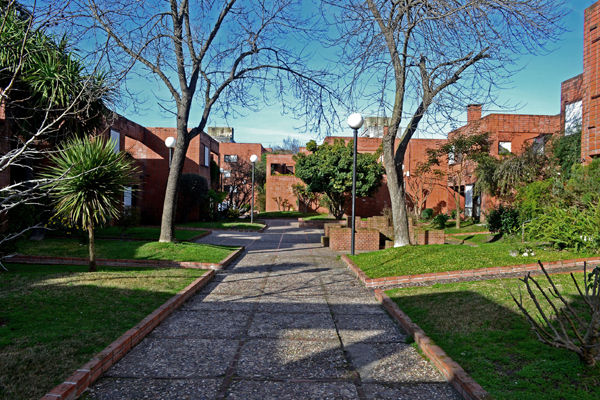Alfredo Nebel Farini: Vista pasaje peatonal, Cooperatica VICMAN (Montevideo 1970 – 1974).  Foto: Pedro Livni, 2014
