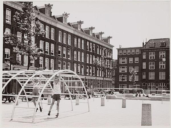 Aldo van Eyck: Playground. Entre los años de 1947 y 1978, Van Eyck diseño más de 700 “espacios de juego” transformando áreas bacantes y zonas destruidas de Ámsterdam a raíz de la Segunda Guerra Mundial.
