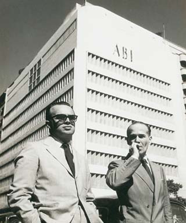 Los arquitectos Marcelo y Milton Roberto frente al edificio de la Asociación Brasilera de Prensa (ABI). Río de Janeiro, 1938.