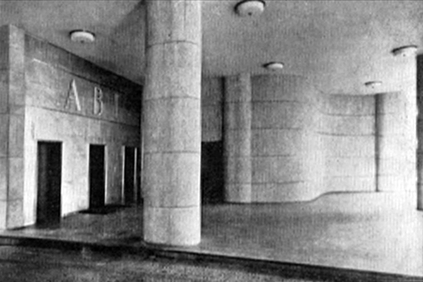 Vista desde la calle y vista interior de la planta baja del edificio de la Asociación Brasilera de Prensa (ABI). Marcelo y Milton Roberto (Río de Janeiro, 1938).